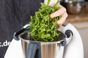 Rucola und Öl dazugeben und mixen