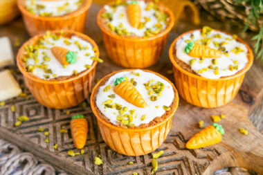 Rübli Muffins mit weißer Schokolade und Marzipan-Möhrchen