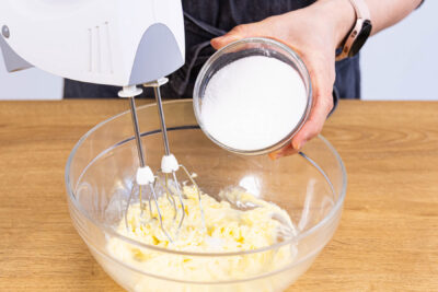 butter mit Zucker schaumig aufschlagen