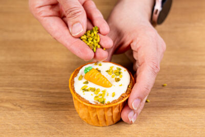 Rübli Muffins mit Marzipan-Möhrchen und Pistazine dekorieren