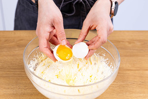 Eier einzeln unter den Teig rühren