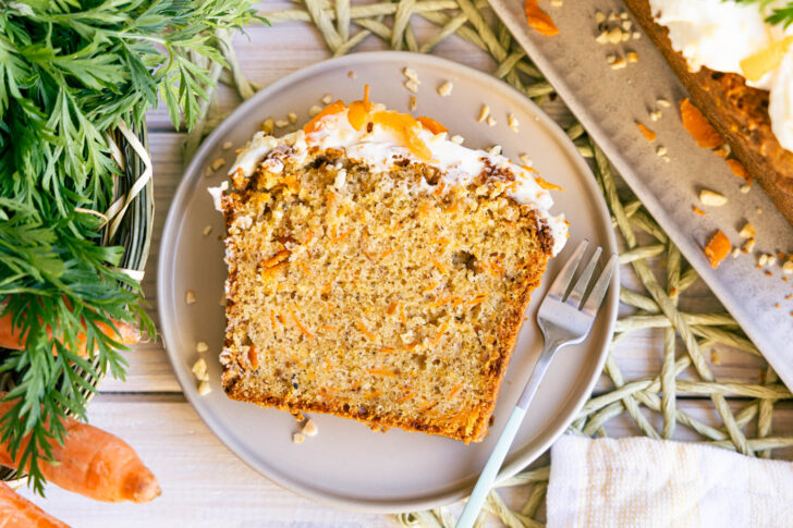 Ein Stück saftiger Karottenkuchen aus der Kastenform