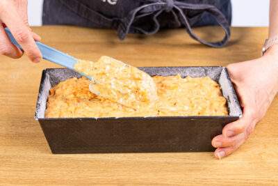 Rührteig in Kastenform füllen und backen