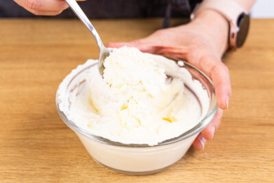 zwei Löffel Buttercreme unter Frischkäse heben