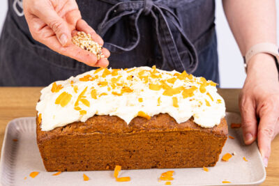 Karottenkuchen dekorieren