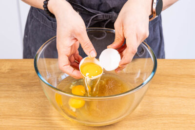 Eier mit Zucker schaumig aufschlagen