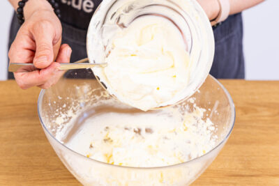 FRischkäsemasse unter restliche Buttercreme rühren