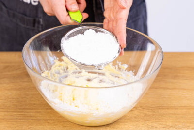 Puderzucker zu Butter sieben und schaumig aufschlagen