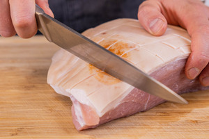 Schweineschwarte rautenförmig einschneiden