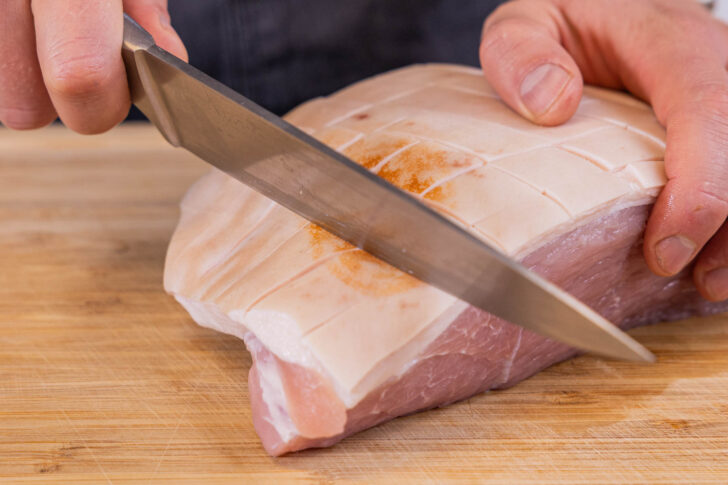 Schweineschwarte rautenförmig einschneiden