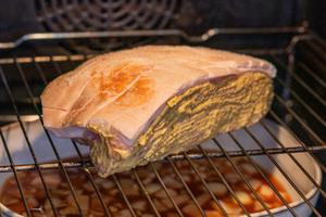 saftigen Schweinebraten im Backofen garen
