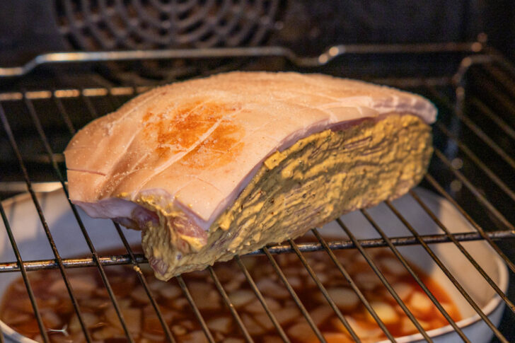 saftigen Schweinebraten im Backofen garen