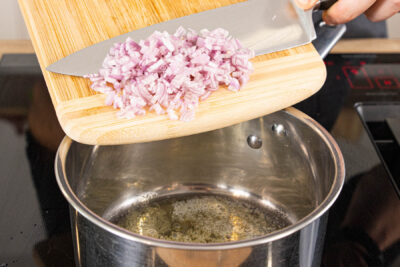 gewürfelte Schalotten in Butter anschwitzen