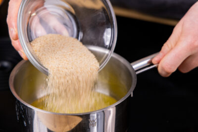 Paniermehl zur Butter geben