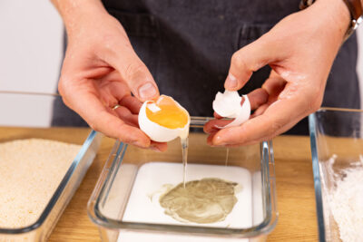 Eier aufschlagen.