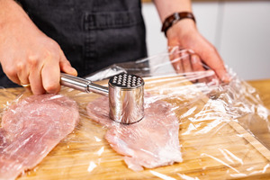 Schweineschnitzel klopfen.