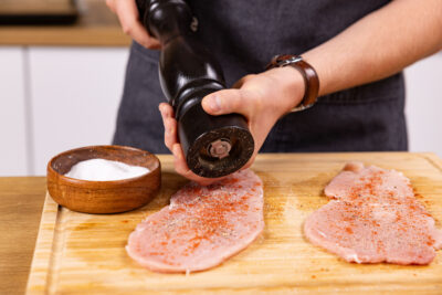 Schweineschnitzel würzen.