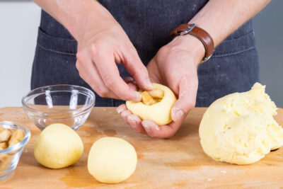 Croûtons in Knödel geben.