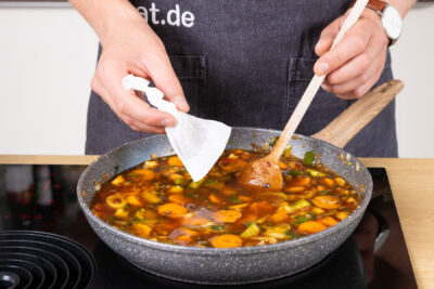 Gewürzbeutel in die Pfanne geben.