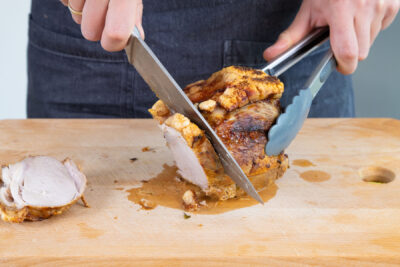 Schweinebraten in Stücke schneiden.