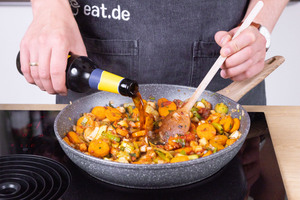 Mit Malzbier ablöschen.