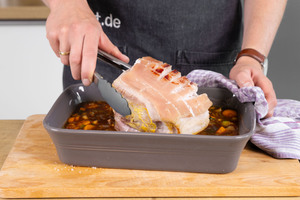 Schweinebraten in Auflaufform geben.