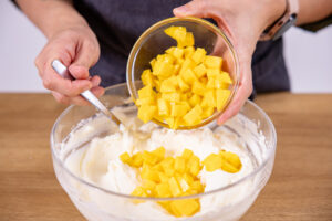 Mangostücke unterheben