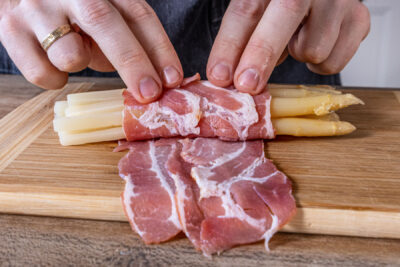 Spargel in Speck einrollen