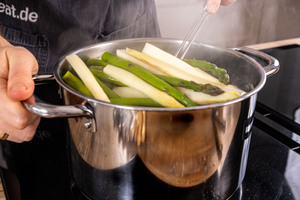 Spargel aus dem Topf nehmen