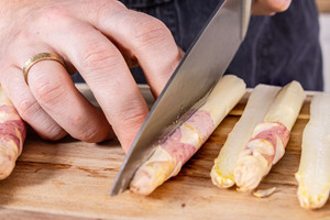 Spargel halbieren