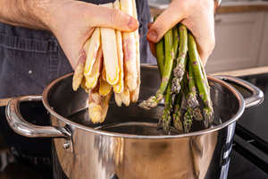 Spargel in den Topf geben