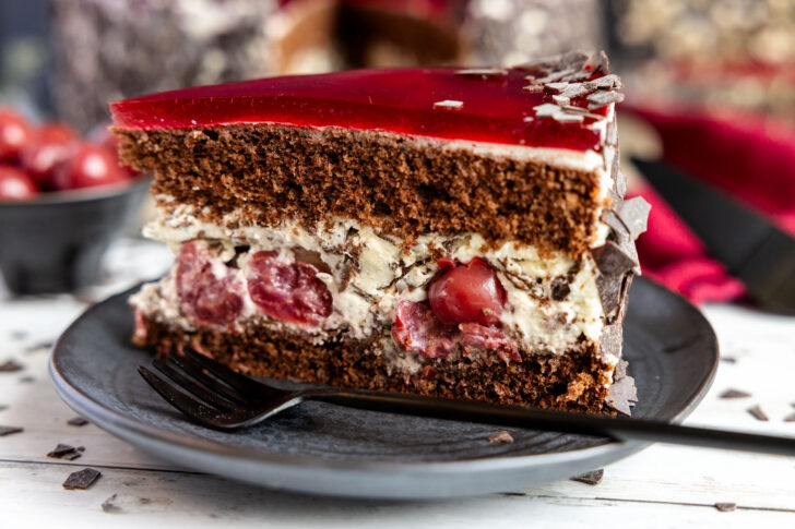 Stück Stracciatelle-Kirsch-Torte