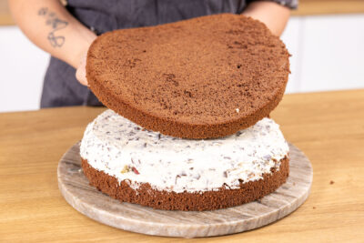 zweiten Boden auf die Torte auflegen