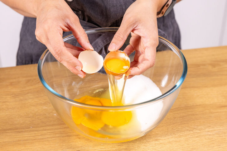 Eier zum Zucker geben