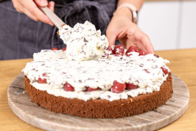 Stracciatellcreme auf Kirschen verstreichen