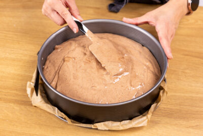 Schokobiskuitteig in Form füllen