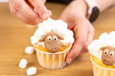 süße Schäfchen Muffins dekorieren