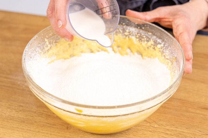 Milch zum Teig gießen