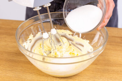 Zucker zur Butter geben