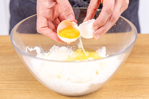Ei zum Frischkäse und Schmand geben
