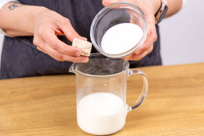 Zucker und Hefe zur Milch geben