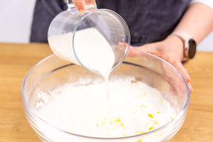 Hefemilch zum Teig gießen