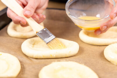 Spiegeleier mit Eimischung bestreichen
