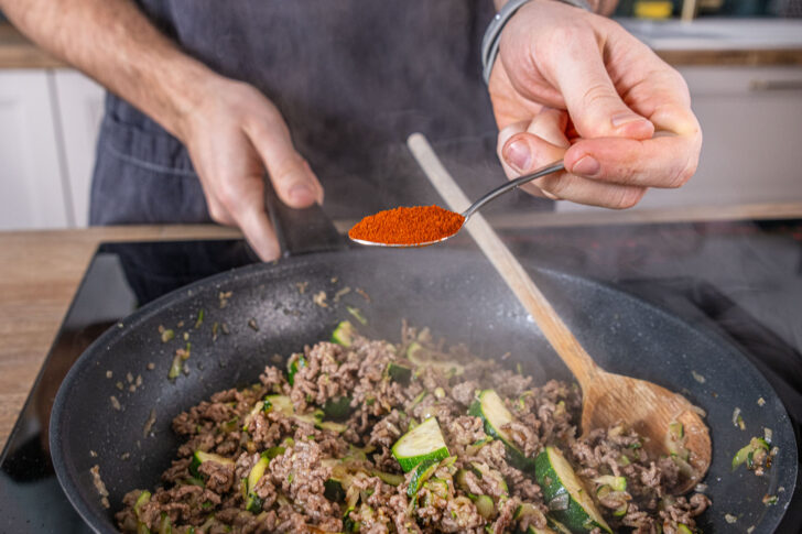 türkische Pasta würzen
