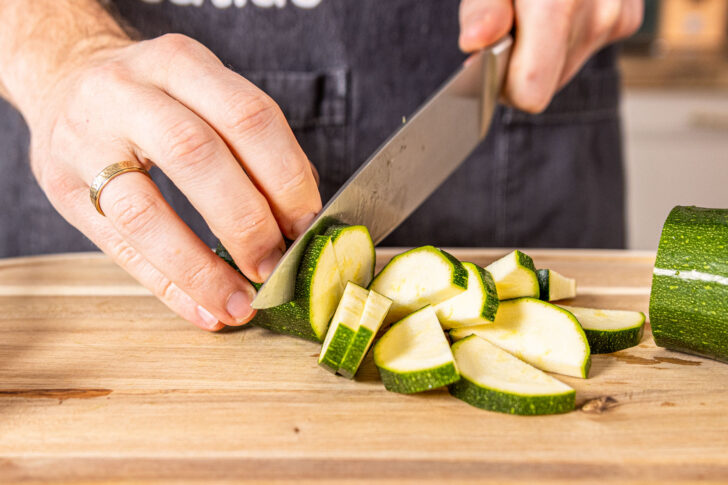 Zucchini in Scheiben schneiden