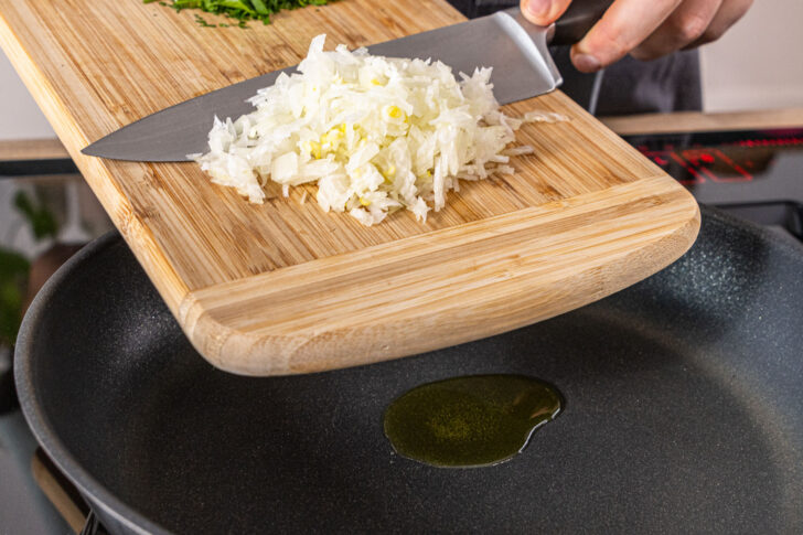 Zwiebel anbraten