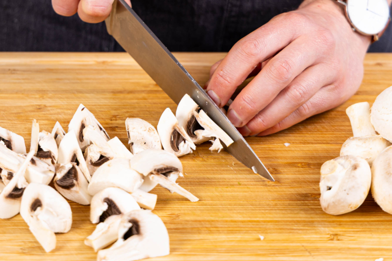 Champignons in Spalten schneiden