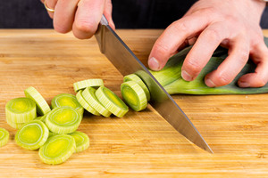 Lauch in Ringe schneiden und waschen