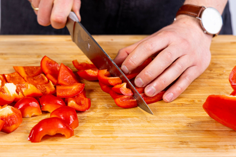 Paprika entkernen und in Stücke schneiden