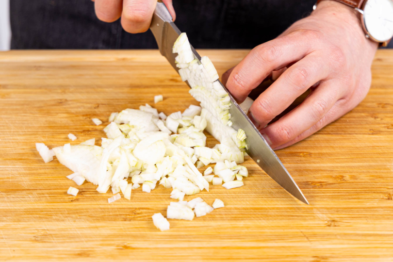 Zwiebel ind Würfel schneiden